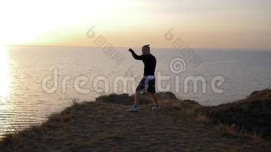 体育活动，肌肉拳击手在比赛前在近海的山上完成打击